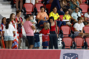 Jenni Hermoso conversa amb una nena ahir durant el partit femení Atlètic de Madrid-Milan.