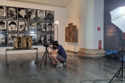 El especialista fotografiando la maqueta de la Catedral Nova que exhibe el Museu de Lleida.