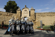 Desfile desde la Porta del Lleó. El gran desfile de gala y lucimiento de la Festa dels Moros i Cristians partió como es habitual desde la Porta del Lleó de la Seu Vella. En la imagen, miembros de una comparsa cristiana.