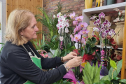 La presidenta del Gremi de Floristes de Lleida, Anna Balanyà, ultimant detalls d’alguns rams.