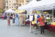 La plaza Ricard Viñes durante el Mercat de les Rebaixes de la Zona Alta del pasado verano. 