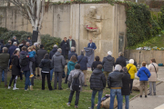 Un centenar de personas participaron ayer en el homenaje a Màrius Torres a los 80 años de su muerte.