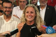 La diputada del PSC, Montse Mínguez, somriu durant l'atenció als mitjans de comunicació