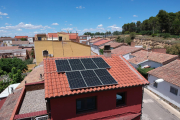 Imagen de una de las viviendas en Raimat con placas solares.