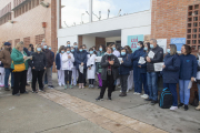 Professionals del CAP de Tàrrega es van concentrar davant de l’ambulatori al migdia.