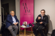 Antoni Gelonch acompañó ayer a Lluís Duran en la presentación de su libro en la librería La Fatal.