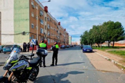 Habitatge on un home, la identitat del qual i edat no ha transcendit, s'ha atrinxerat a l'interior d'un habitatge de la barriada d'El Torrejón de la capital de Huelva amenaçant de fer esclatar una bombona de butà.