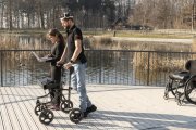 Gert-Jan Oskam y la investigadora Andrea Galvez paseando por el Lac de Sauvabelin en Lausana (Suiza).