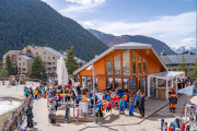 Esquiadores en una terraza de la estación de Baqueira Beret.