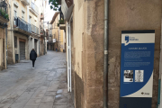 Un panel de la Ruta Pedrolo, en la calle Major de Tàrrega.