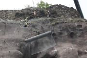 Los operarios trabajando en la ladera conocida como la Roca del Castell instalando mallas metálicas. 