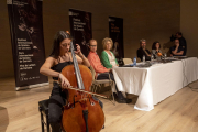 La violoncel·lista de Cervera Júlia Bonet va interpretar Bach, ahir a la presentació del certamen.