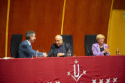 Jaume Puy es felicitado por el conseller Joaquim Nadal tras haberse formalizado la toma de posesión.