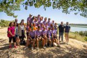 Un total de 24 jóvenes participan en el campo de trabajo del Estany d’Ivars i Vila-sana, que ayer recibieron la visita de Laia Girós.