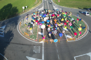 Los manifestantes con paraguas de colores para exigir más seguridad en el cruce mortal de la C-53.