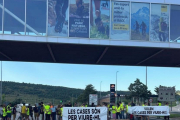 El corte de la carretera que ayer protagonizaron los vecinos.