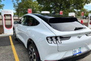 Un coche del grupo Ford cargando en uno de los supercargadores de la red de Tesla.