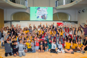 Foto de familia de los participantes del mercadillo en la sala Alfred Perenya.