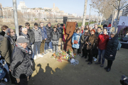 Els participants en l’acte d’ahir a Lleida en record de les víctimes de l’Holocaust.