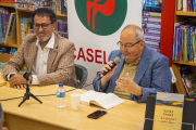 Antoni Gelonch, maestro de ceremonias, arrancó más de una sonrisa a Xavier Graset.