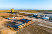 Los edificios en construcción del futuro campus aeronáutico del aeropuerto de Alguaire.