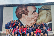 L’equip, al costat del popular mural del petó entre Leonid Bréjnev i Erich Honecker.