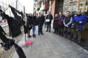 Comerciantes de Prat de la Riba, Pi i Margall y Paer Casanovas ante los lazos negros que han colocado en un tramo de vallas como protesta.