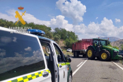 Imatge del tractor implicat en la col·lisió, que va obligar a tallar dos hores l’N-230.