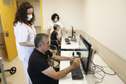 Pacientes haciendo ejercicios cognitivos en un ordenador del Centro Miquel Martí i Pol de Lleida. 