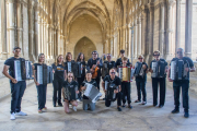 Pep Sala, ayer en el claustro de la Seu Vella rodeado de alumnos de la Escola d’Acordió de Lleida.