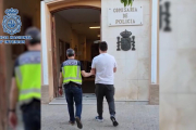 Els agents condueixen l'arrestat a la Comissaria de la Policia.