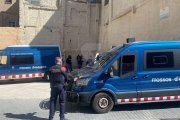 Efectivos de los Mossos d'Esquadra y de la Guardia Urbana de Lleida, este martes en el Centro Histórico de la capital del Segrià.
