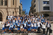 Albert Costa, autoritats i alumnes de Lestonnac posen a la plaça Sant Joan després de la presentació del torneig.