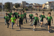 Un grup de nens estrenant ahir la nova pista d’atletisme de Tàrrega.