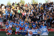 Los jugadores del Mollerussa celebran el triunfo con el más de un centenar de aficionados desplazados.