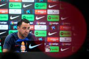 El técnico del FC Barcelona, Xavi Hernández, durante la rueda de prensa que ha ofrecido tras el entrenamiento realizado por la plantilla barcelonista este viernes en la Ciudad Deportiva Joan Gamper para preparar el partido de liga que disputarán en el estadio Martínez Valero ante el Elche CF.EFE/ Alejandro García