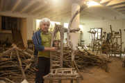 El artista Jordi Rocosa, ayer en Lo Pardal de Agramunt en plena creación de sillas de madera.