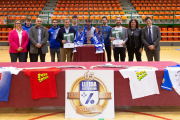 Directius i jugadors del club, autoritats i patrocinadors posen al costat del cartell de la Final Four i les tres copes europees conquerides pel Llista.