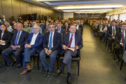 El ministre d’Agricultura, Luis Planas, revisa la seua intervenció sobre el reg a l’Aragó i Catalunya.