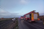 Imagen del vehículo que terminó junto a las vías del tren tras el accidente de ayer en Golmés. 