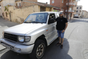 Manel Villodres, ayer en Magraners, con su coche, que fue decomisado por los Mossos. 