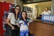 Dos aficionades del Llista, ahir amb les entrades per a la segona semifinal de demà.