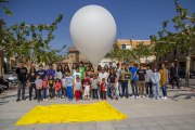 Alumnes i professors de l’institut Joan Oró i del centre ZER L’Eral d’Alcanó, moments abans del llançament del globus.
