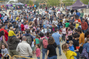 Actuació molt animada de Lali BeGood, ahir al migdia a l’escola Àngel Guimerà de Tàrrega.