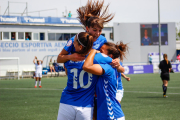 Laura Fernández i Anita celebren amb la golejadora Andrea el primer gol de l'encontre, que va encarrilar el triomf per a les lleidatanes.