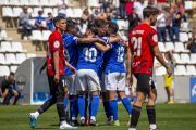 Els jugadors el Lleida Esportiu celebren un dels dos gols davant de la desesperació d’alguns futbolistes del Mallorca B.