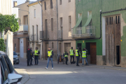 Operativo ayer de los Mossos d’Esquadra en una vivienda de la calle Raval de la Fuliola. 