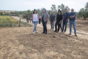 La consellera Teresa Jordà, en el centro, en su visita a campos arrasados por los conejos en Verdú.