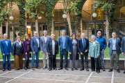 Foto del rector i candidat amb tots els membres del seu equip, a excepció d’un que està pendent d’incorporar. Dotze d’ells també repeteixen.