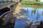 Imagen de la barrera que aún está instalada en el embalse de Utxesa. 